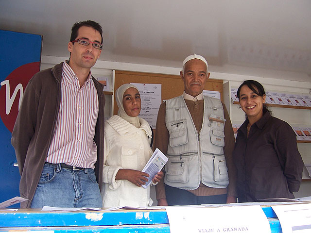 Instalado un PIM en la Plaza de la Constitución para informar a los ciudadanos de los recursos municipales existentes para los inmigrantes, Foto 1
