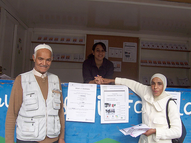 Instalado un PIM en la Plaza de la Constitución para informar a los ciudadanos de los recursos municipales existentes para los inmigrantes, Foto 2