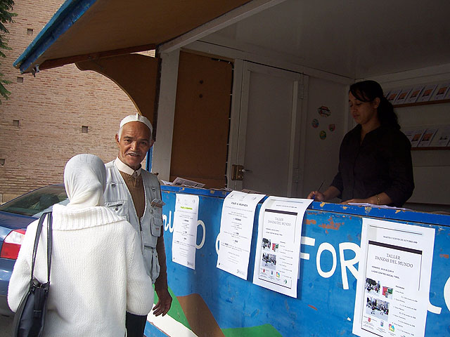 Instalado un PIM en la Plaza de la Constitución para informar a los ciudadanos de los recursos municipales existentes para los inmigrantes, Foto 3