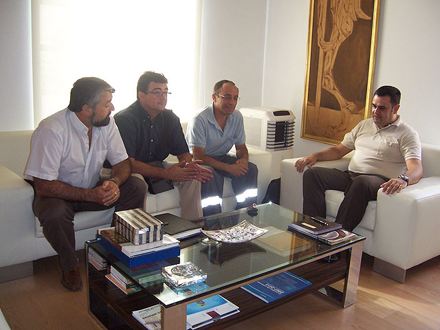 El alcalde se reúne con los representantes sindicales locales y regionales de UGT y CC.OO., Foto 1