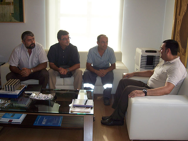El alcalde se reúne con los representantes sindicales locales y regionales de UGT y CC.OO., Foto 2