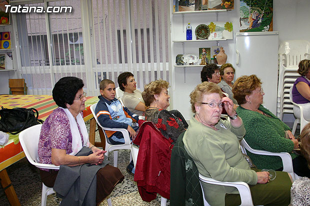 El alcalde inaugura el curso de la Asociacin de Amas de Casa, Consumidores y Usuarios de las Tres Avemaras - 3