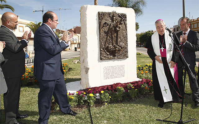 El Obispo Juan Antonio Reig Plá bendice el relieve de la Virgen del Rosario el Día de la Patrona - 1, Foto 1