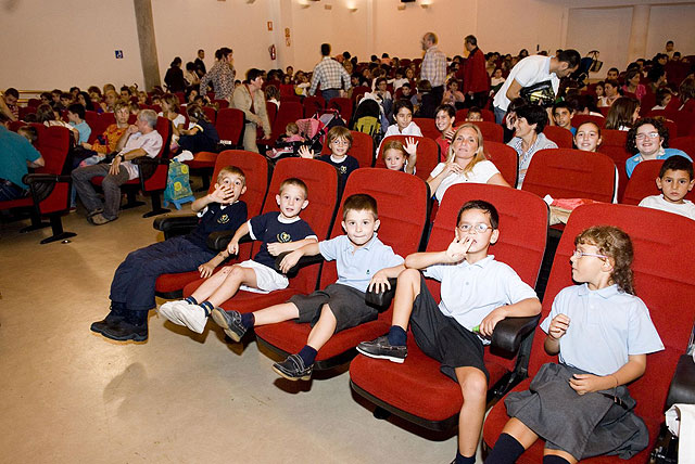 'Overbooking' en el espectculo de marionetas que abri el programa de Teatro Escolar - 4