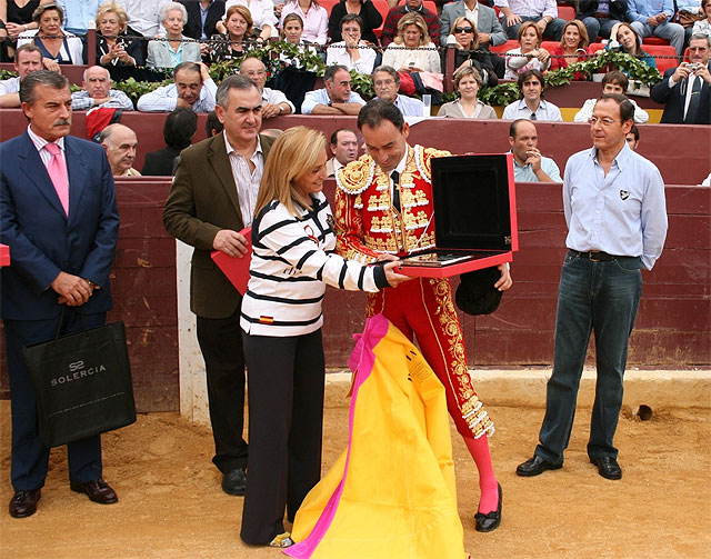 Pepín Liria llena el coso de La Condomina, y corta 8 orejas y un rabo en su despedida - 1, Foto 1