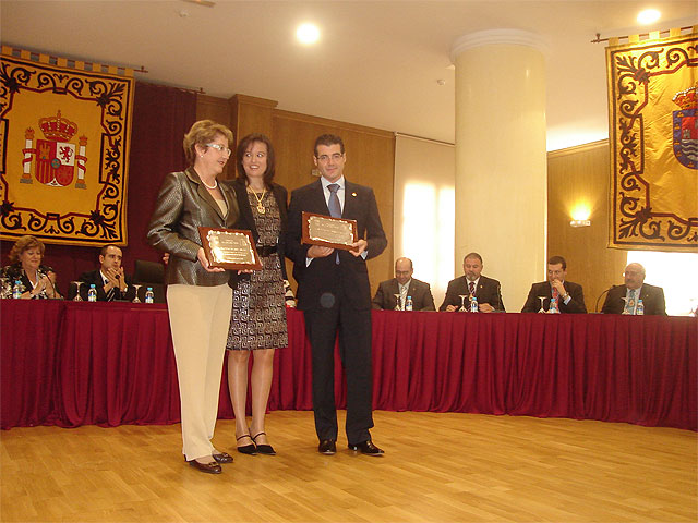 La alcaldesa de San Javier y el alcalde de Torre Pacheco recogen el premio Al-Kazar que Los Alcázares ha entregado a sus municipios matrices para celebrar el 25 aniversario de su independencia - 1, Foto 1
