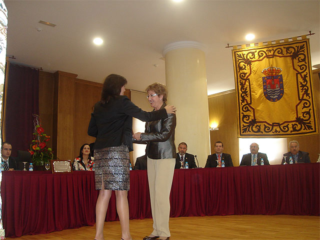 La alcaldesa de San Javier y el alcalde de Torre Pacheco recogen el premio Al-Kazar que Los Alcázares ha entregado a sus municipios matrices para celebrar el 25 aniversario de su independencia - 2, Foto 2