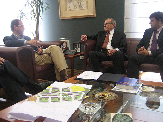 El Alcalde acepta la invitación para asistir a la entrega de las primeras 176 viviendas de Joven Futura - 1, Foto 1