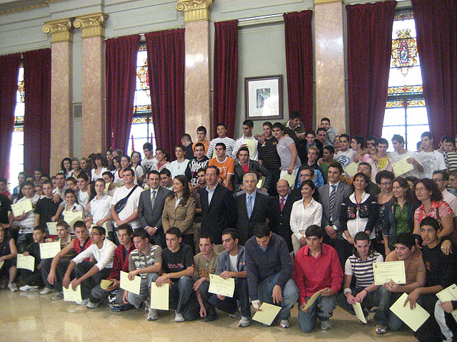 El Alcalde entrega sus diplomas a los 135 jóvenes que han completado el curso de iniciación profesional para el empleo - 1, Foto 1