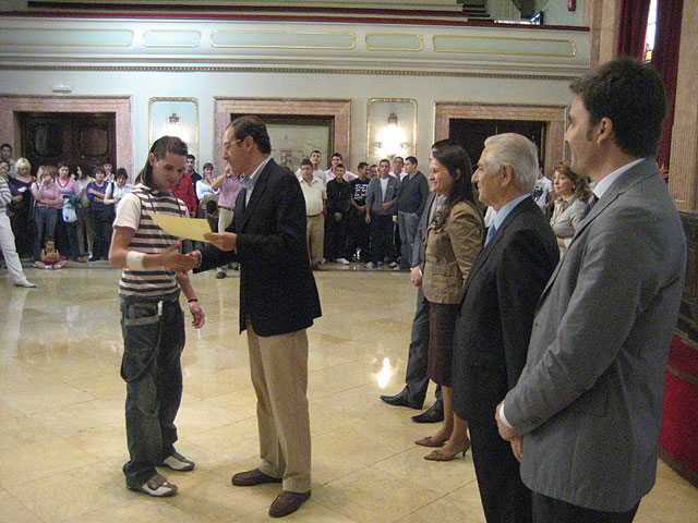 El Alcalde entrega sus diplomas a los 135 jóvenes que han completado el curso de iniciación profesional para el empleo - 2, Foto 2