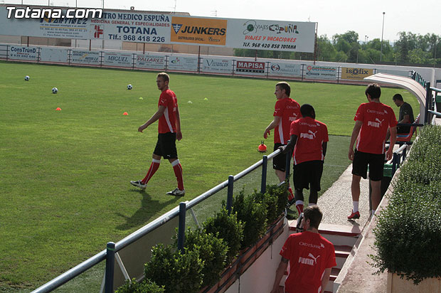 El concejal de deportes asiste al entrenamiento en el “Juan Cayuela” de los jugadores de la seleccin suiza sub-21 - 2