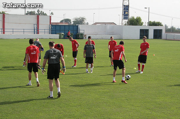 El concejal de deportes asiste al entrenamiento en el “Juan Cayuela” de los jugadores de la seleccin suiza sub-21 - 5