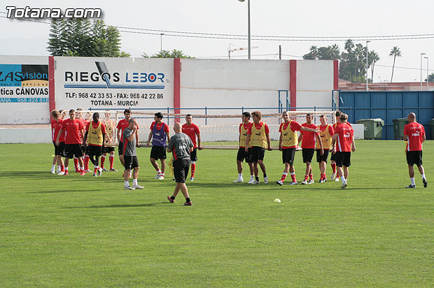 El concejal de deportes asiste al entrenamiento en el “Juan Cayuela” de los jugadores de la seleccin suiza sub-21 - 12