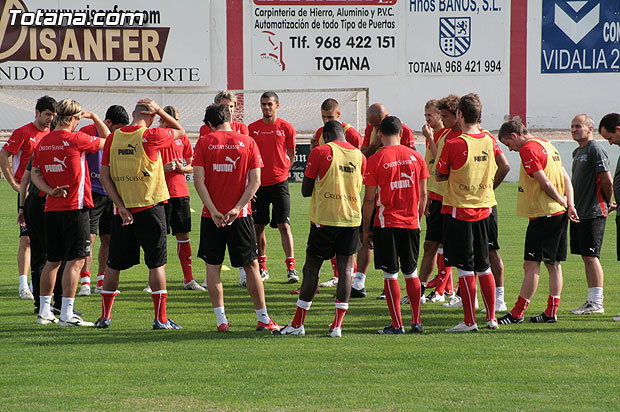El concejal de deportes asiste al entrenamiento en el “Juan Cayuela” de los jugadores de la seleccin suiza sub-21 - 19