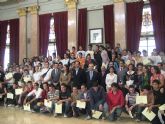 El Alcalde entrega sus diplomas a los 135 jóvenes que han completado el curso de iniciación profesional para el empleo