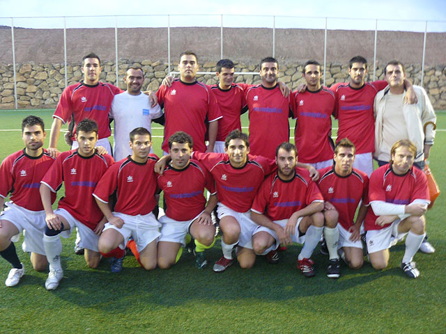 La Peña Madridista “La Décima” se proclama nuevo líder de la liga de fútbol aficionado Juega Limpio, Foto 1