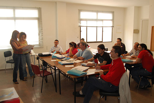 Doce desempleados de Lorquí se forman estos días como instaladores de sistemas de energía solar - 1, Foto 1