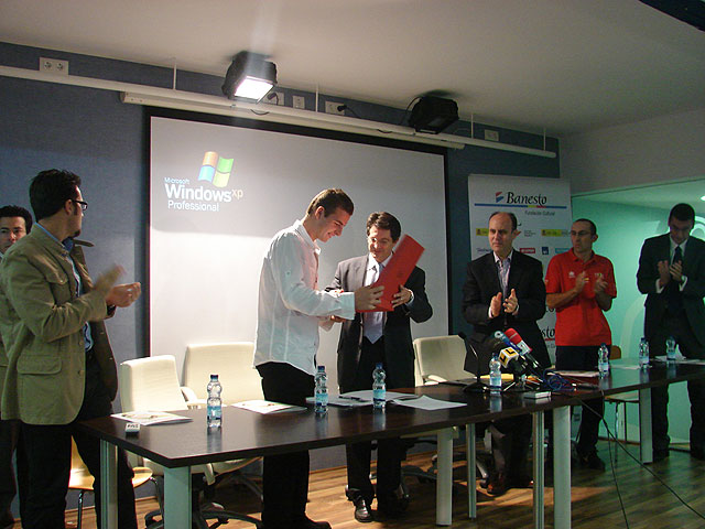 Deportistas de alto nivel presentan el libro “Tiempos Paralímpicos” a 200 estudiantes de Lorca - 1, Foto 1