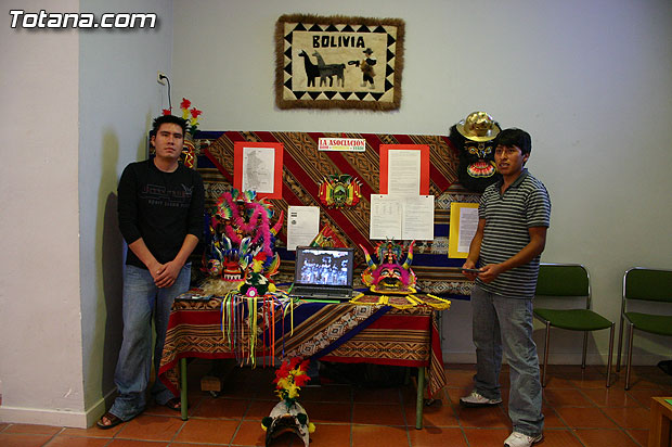La asociacin boliviana “Verde, Rojo y Amarillo”  expone las costumbres, tradiciones y cultura de su pas en el Centro Sociocultural “La Crcel” - 2