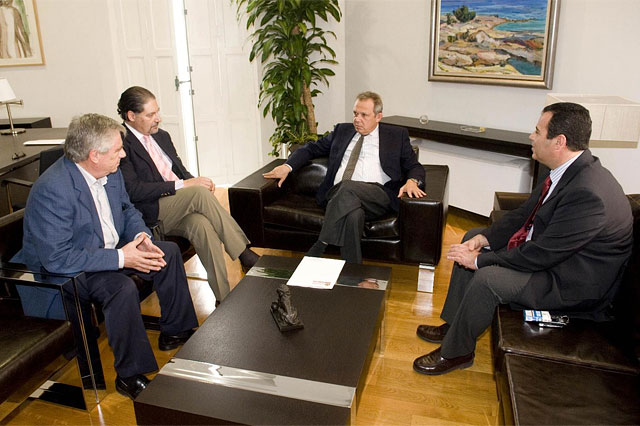 Ayuntamiento y empresarios buscan solución a los problemas en los servicios básicos del polígono de Los Camachos - 1, Foto 1