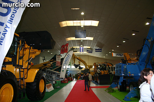 El alcalde y los concejales de Industria y de Fomento visitan los expositores de los empresarios de la construcción de Totana, Foto 1