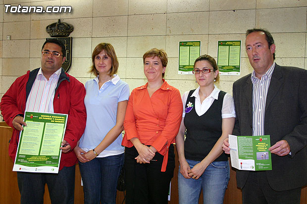 Presentan la puesta en marcha de la “Escuela Municipal de Padres y Madres, Foto 1
