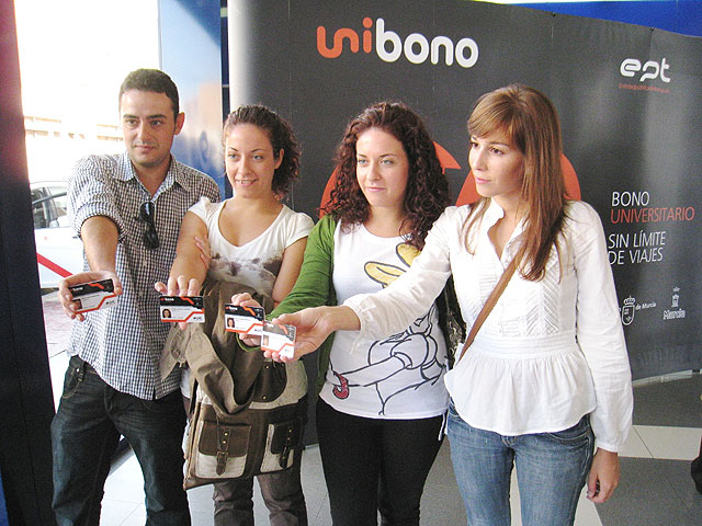 Comunidad y Ayuntamiento de Murcia entregan los primeros ‘unibonos’ a un grupo de universitarios de la Región - 1, Foto 1