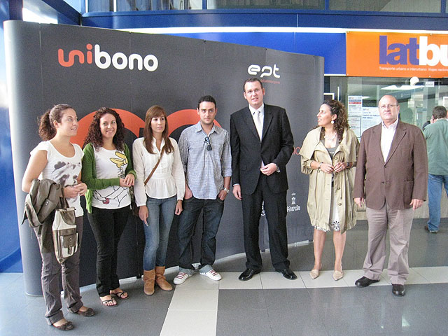 Comunidad y Ayuntamiento de Murcia entregan los primeros ‘unibonos’ a un grupo de universitarios de la Región - 2, Foto 2