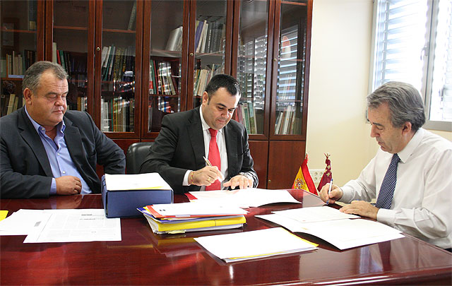 El consejero de Agricultura y Agua y el alcalde firman un convenio para el acondicionamiento de 3,4 kilómetros de caminos, Foto 1