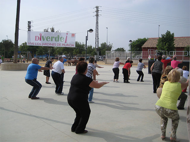 Decenas de mayores practican gerontogimnasia en El Ranero gracias al programa “Di verde” - 1, Foto 1