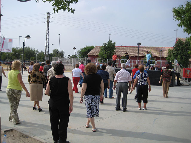 Decenas de mayores practican gerontogimnasia en El Ranero gracias al programa “Di verde” - 2, Foto 2