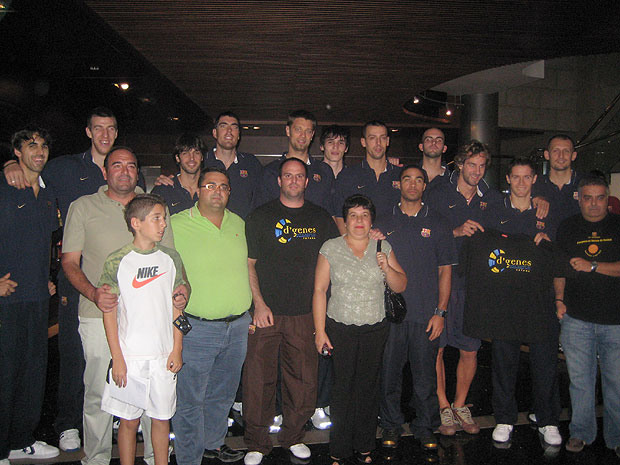 D´Genes agradece públicamente a la plantilla del F.C. Barcelona de baloncesto 2008-09 su sensibilidad mostrada al posar con la camiseta de esta entidad, Foto 1