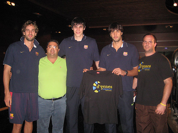 D´Genes agradece públicamente a la plantilla del F.C. Barcelona de baloncesto 2008-09 su sensibilidad mostrada al posar con la camiseta de esta entidad, Foto 2