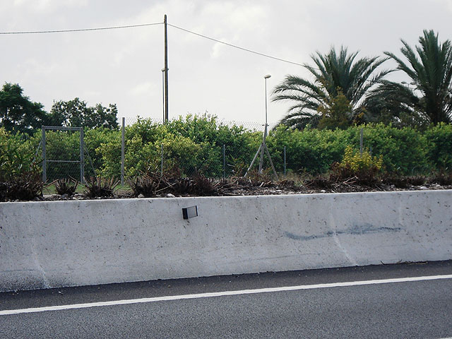 Izquierda Unida alerta del peligro que suponen, para los motoristas y la seguridad vial, los salientes metálicos en la mediana de la A-7 a su paso por Librilla - 1, Foto 1