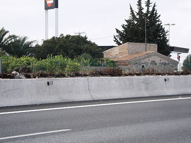Izquierda Unida alerta del peligro que suponen, para los motoristas y la seguridad vial, los salientes metálicos en la mediana de la A-7 a su paso por Librilla - 2, Foto 2