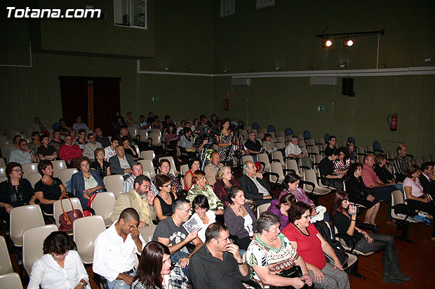 Katy Parra deleita a los asistentes a la presentacin de su libro “Coma Idlico”... - 2