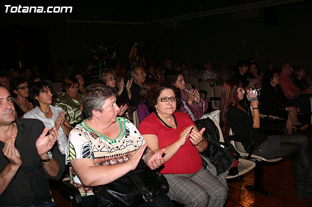 Katy Parra deleita a los asistentes a la presentacin de su libro “Coma Idlico”... - 8