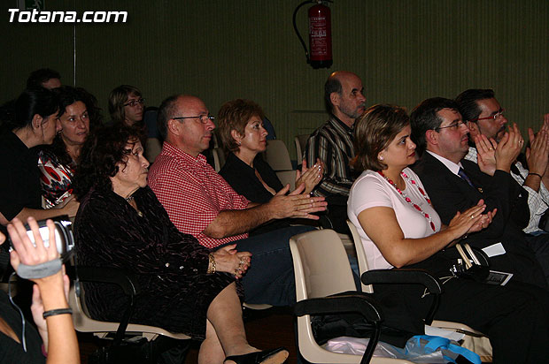 Katy Parra deleita a los asistentes a la presentacin de su libro “Coma Idlico”... - 9