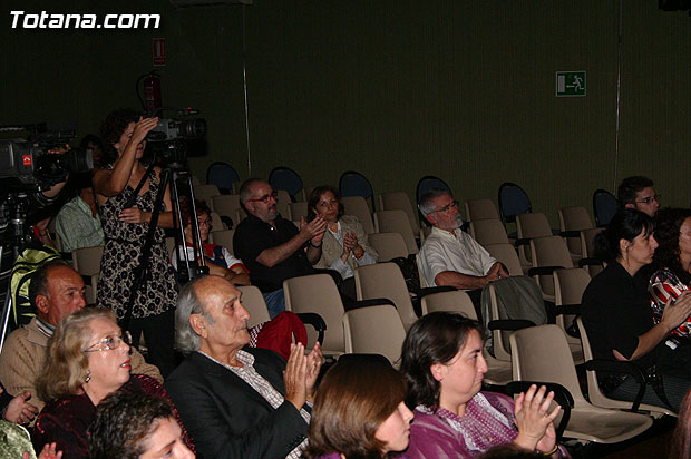 Katy Parra deleita a los asistentes a la presentacin de su libro “Coma Idlico”... - 11