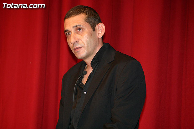 Katy Parra deleita a los asistentes a la presentacin de su libro “Coma Idlico”... - 16