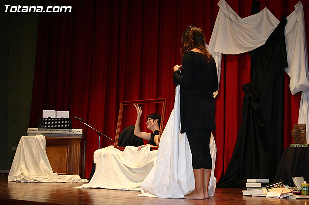 Katy Parra deleita a los asistentes a la presentacin de su libro “Coma Idlico”... - 20