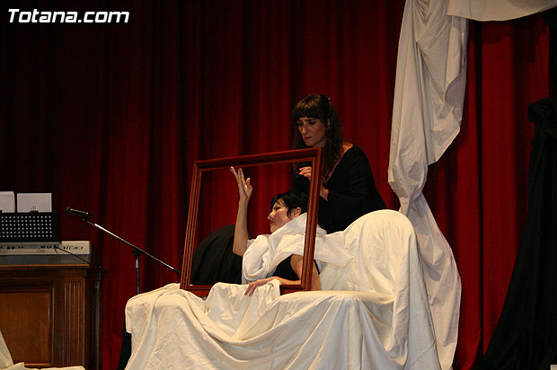 Katy Parra deleita a los asistentes a la presentacin de su libro “Coma Idlico”... - 21