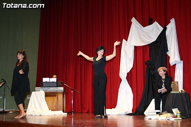 Katy Parra deleita a los asistentes a la presentacin de su libro “Coma Idlico”... - 22