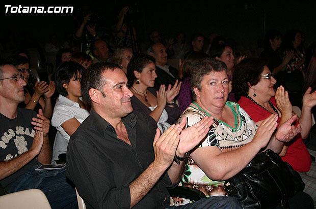 Katy Parra deleita a los asistentes a la presentacin de su libro “Coma Idlico”... - 26