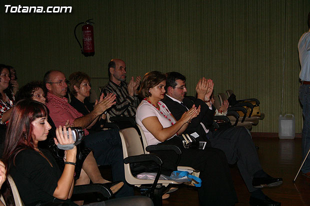 Katy Parra deleita a los asistentes a la presentacin de su libro “Coma Idlico”... - 27