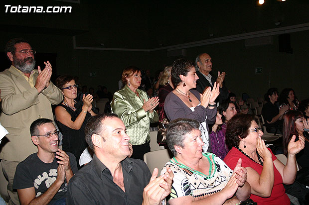 Katy Parra deleita a los asistentes a la presentacin de su libro “Coma Idlico”... - 32