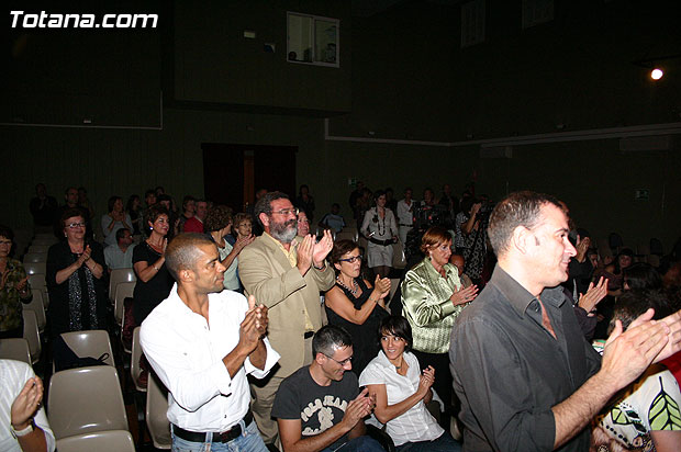 Katy Parra deleita a los asistentes a la presentacin de su libro “Coma Idlico”... - 33