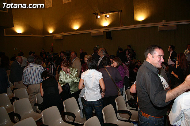 Katy Parra deleita a los asistentes a la presentacin de su libro “Coma Idlico”... - 41