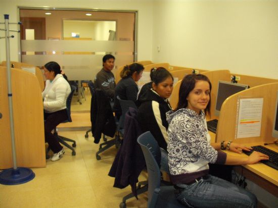 Arrancan los talleres de informática básica organizados por el Servicio Municipal de Inmigración de Totana, Foto 2