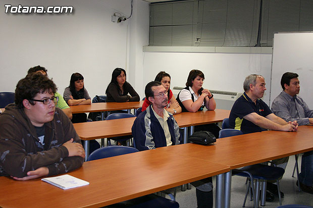 Cuarenta y cinco personas se forman en tres cursos de prevención de riesgos laborales, inglés avanzado e infromática avanzada, Foto 1